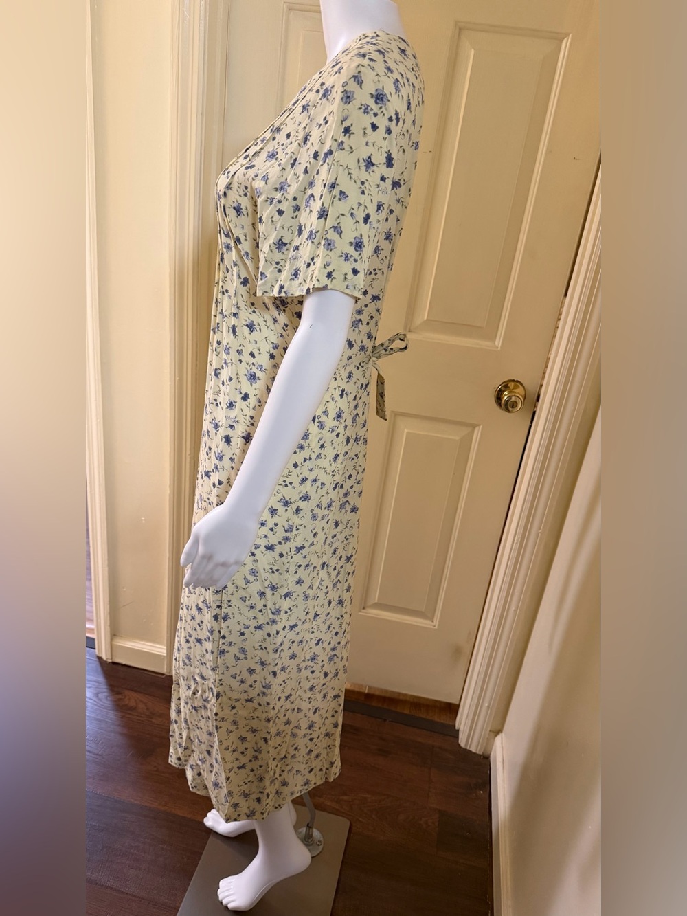 Vintage feminine Butter Yellow Floral Maxi Dress - - Picture 4 of 7